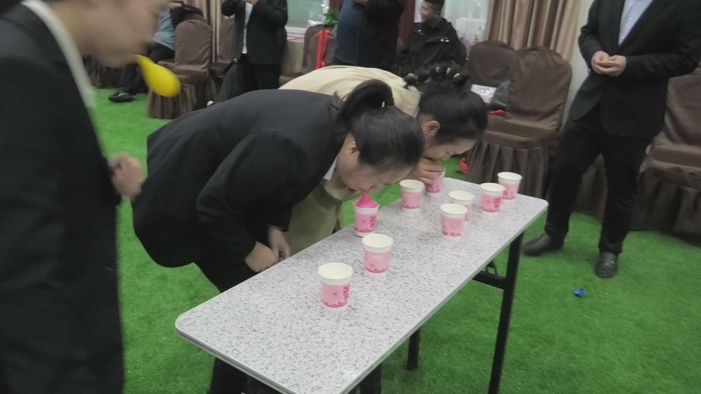 1633571790527937.jpg 氣球運(yùn)杯子.jpg