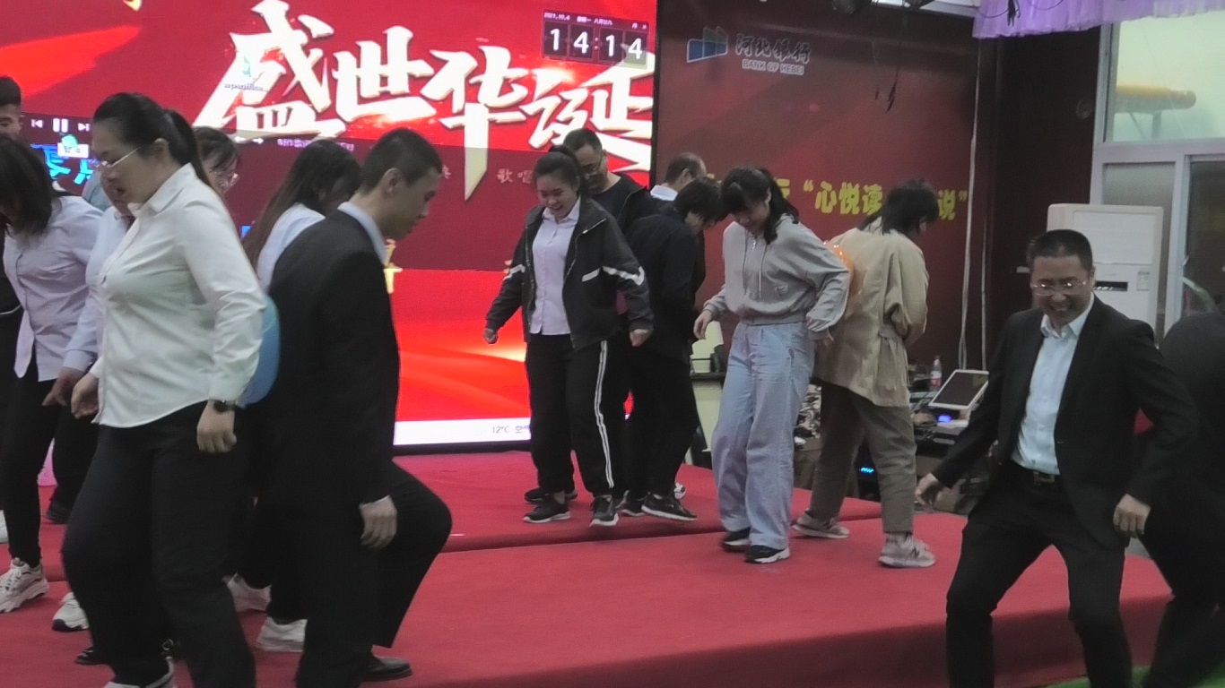 1633571818491649.jpg 背靠背運(yùn)氣球.jpg