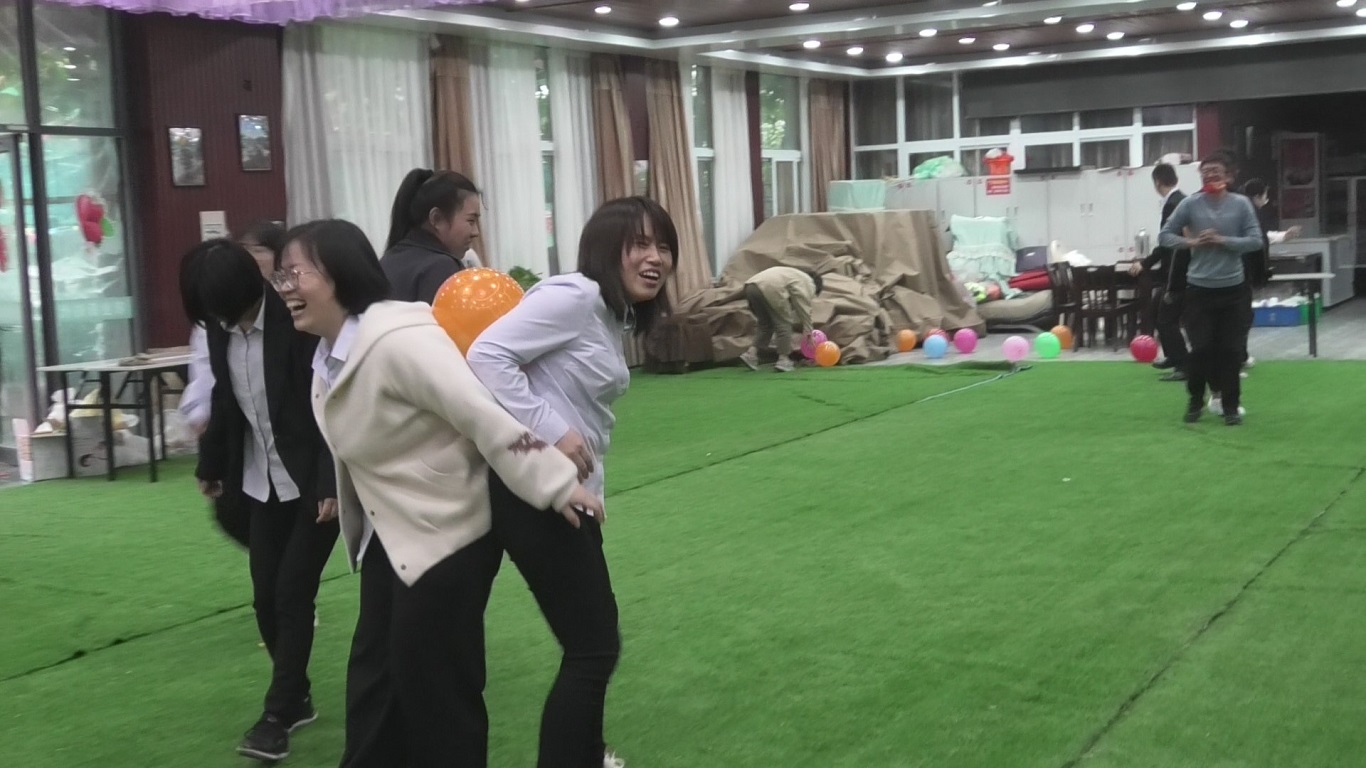 1633571847513298.jpg 背靠背運(yùn)氣球1.jpg